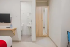 RedDoorz Plus near Soekarno Hatta Airport Taman Mahkota - Room