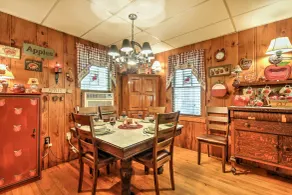 Pet-Friendly Cabin w/ Fire Pit, BBQ & Great Deck! - Interiör