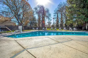 Lions Gate Hotel - Piscine