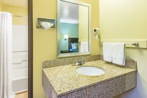 Days Inn by Wyndham Pueblo - Salle de bain