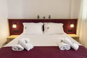 The Red Bee Apartment - Rom