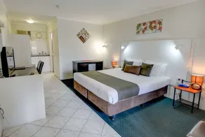 Elkira Court Motel - Room