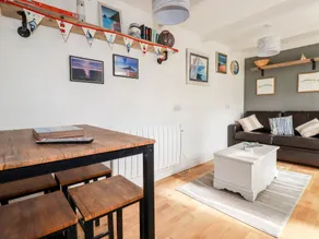 The Moonbeach Cabin - Living room