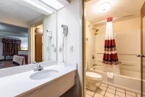 Red Roof Inn & Suites Clinton, TN - Salle de bain