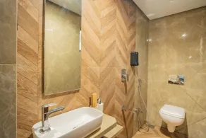 Alaya Stays Imperial Serenia 3-BHK with Common Pool & Garden Near Karla Cavs and Bhushi Dam - Badeværelse