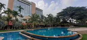 Crowne Plaza Kochi by IHG - Piscina