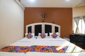 FabHotel Prime Rockstar Suites - Nr Park Circus 7 Point - Chambre