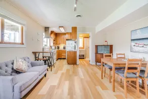 Walk to Poplar Beach: Cozy Coastal Getaway w/ Yard - Intérieur