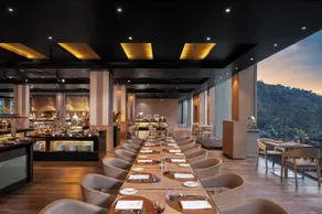 The Golden Crown Hotel - Restaurant