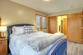 Private Lakefront Cabin w/ Hot Tub, Deck & Views - Intérieur