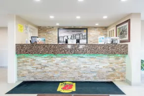 Super 8 by Wyndham Gananoque - Country Squire Resort - Réception