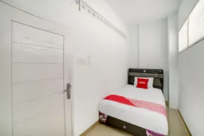 Ada Guest House near RS Methodist Medan RedPartner - Room
