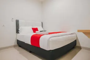 RedDoorz Plus near Soekarno Hatta Airport Taman Mahkota - Room
