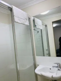 Greenwich Inn Motel - Bathroom