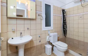 Romanos Beach Villas - Bathroom