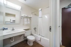 HomeTowne Studios by Red Roof St. Louis - Airport/N Lindbergh - Badrum