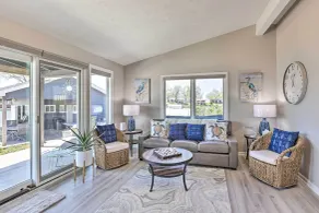 Lakefront Bellevue Home: Private Beach & Fire Pit! - Innvendig