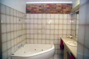 Pines Country Club Motor Inn - Bathroom