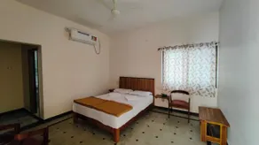 Hampi Delmont Resort - Zimmer