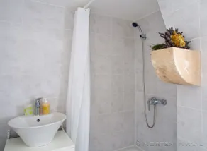 White House Apartments - Bathroom