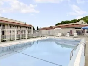 Amercia's Best Value Inn - Marion - Pool