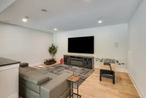 Luxe Plymouth Group Getaway w/ Office & Foosball - Interiör