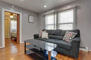 8 Mi to MetLife Stadium: Pet-Friendly Home w/ Yard - Intérieur