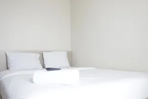 Best Location 2BR Tamansari La Grande Apartment By Travelio - Zimmer