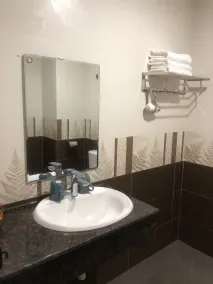 Trường Thịnh Hotel - Bathroom