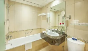 Golden Tulip Sharjah - Bathroom
