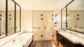 Yiu Teung Mansion - Bathroom