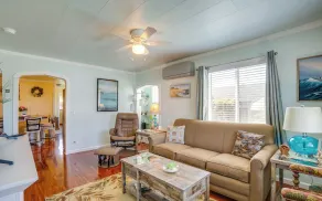 Walk to Gold Beach: Charming Cottage w/ Yard! - Intérieur