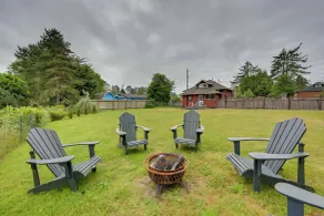 Walk to Shore! Long Beach Home w/ Fire Pit - Interiör