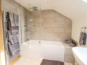 Tyn Y Ceubren Bach at Evelyns Retreat - Bathroom