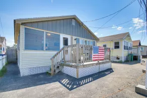 Cozy Hampton Cottage - Walk to Beaches & Marina! - Interior