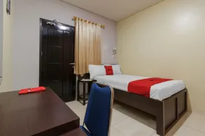 RedDoorz Plus near Pantai Malalayang Manado - Room