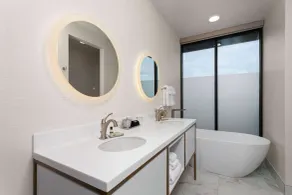 Legacy Hotel, Trademark Collection by Wyndham - Bathroom