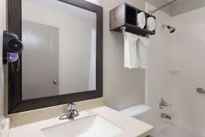 Days Inn by Wyndham Miami - Bathroom