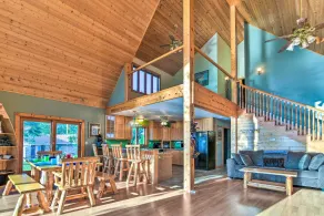 Waterfront Saginaw Bay Retreat w/ Grill & Yard! - Innvendig