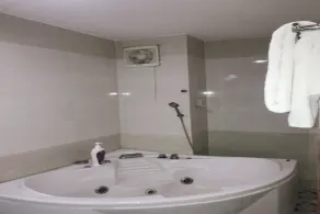 Thien Ha Hotel - Bathroom