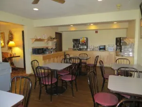 Super 8 by Wyndham Bridgeview of Mackinaw City - Restaurant