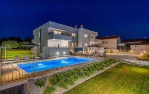 Espléndida casa vacacional apropiada para familias con jardín, barbacoa y terraza | Vistas a la piscina - Piscina