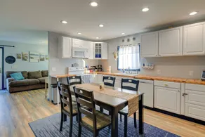 Walk to Fishing Pier, Newport Home w/ Deck! - Innenbereich