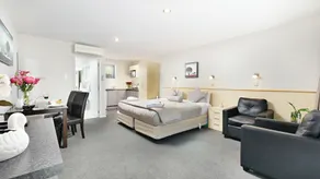 Arthur's Court Motor Lodge - Room