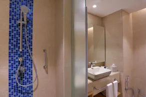 Fairfield by Marriott Chennai Mahindra World City - Bathroom