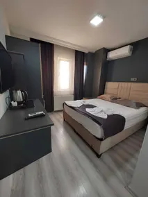 The Queens Apart - Room