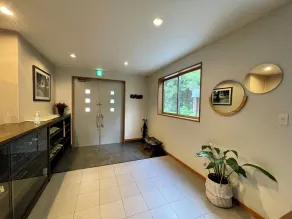 Bears Den Mountain Lodge - Entrada interior