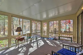 1 Mi to Arrowhead Lake: Pocono Home w/ Fire Pit - Innvendig