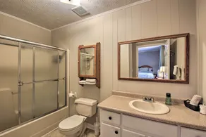 Lakefront Lavonia Cottage w/ 2-Story Dock! - Interiør