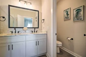 Modern Home w/ Rooftop Deck, Walk to Beach! - Parte interna